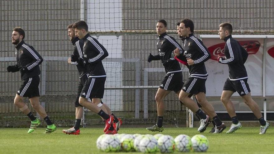 Los jugadores de Osasuna trotan por uno de los campos de entrenamiento de las instalaciones de Tajonar al comienzo de la sesión de este viernes, la última antes de viajar a Lugo.