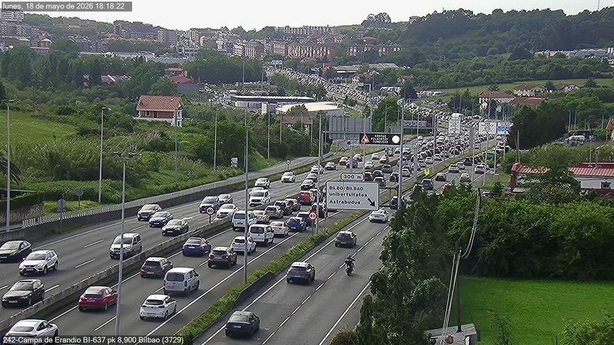 Retenciones kilométricas en La Avanzada en dirección a Getxo