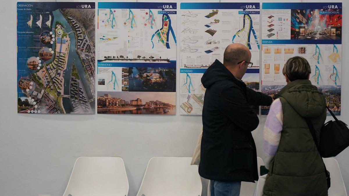 Ciudadanos observan paneles sobre las obras de Zorrotzaurre.