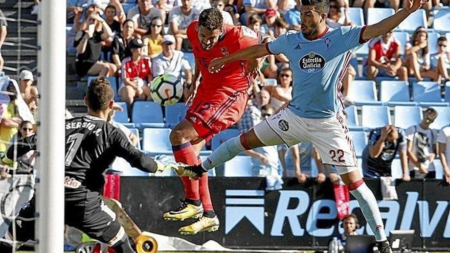 William José remata un balón en el partido de la primera vuelta ante el Celta. William José remata un balón en el partido de la primera vuelta ante el Celta.