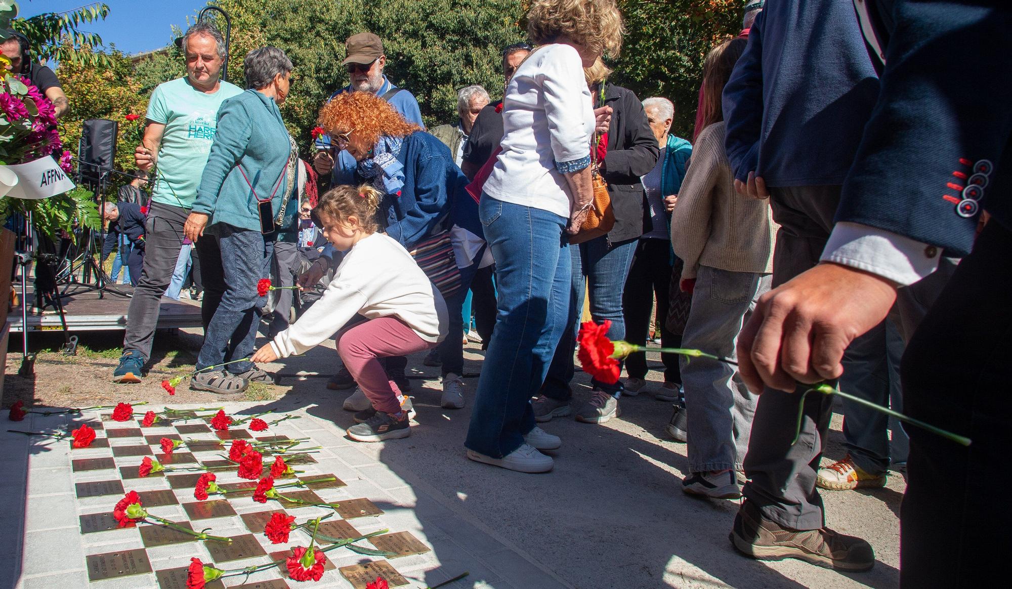 Inauguración del monumento en homenaje a las víctimas de la represión franquista en la Rochapea