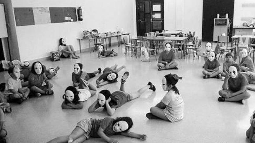 Niños con las caretas de mimos que ellos mismos decoraron. Fotos: D.N.