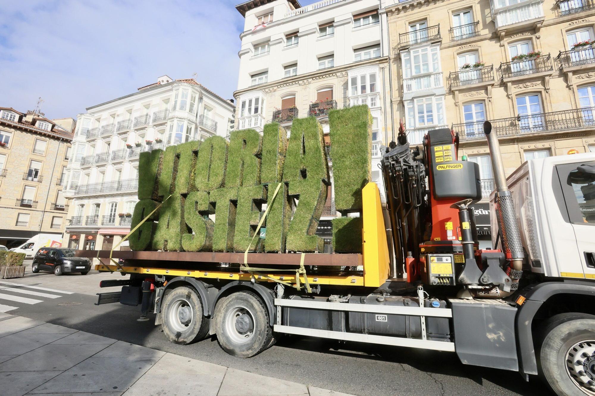 Retirada estatua vegetal de la Virgen Blanca con motivo de las fiestas de Vitora-Gasteiz