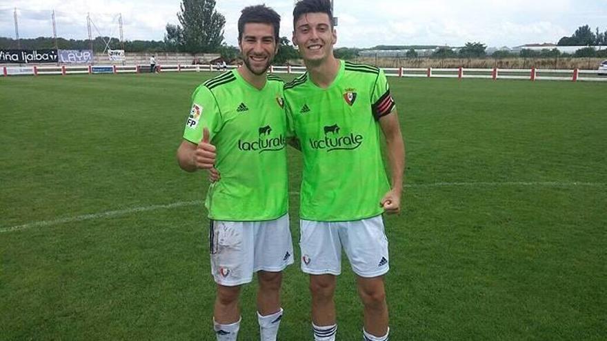Isaac Manjón, autor del gol, junto a Fernando Rubio, capitán del Promesas, en Logroño.
