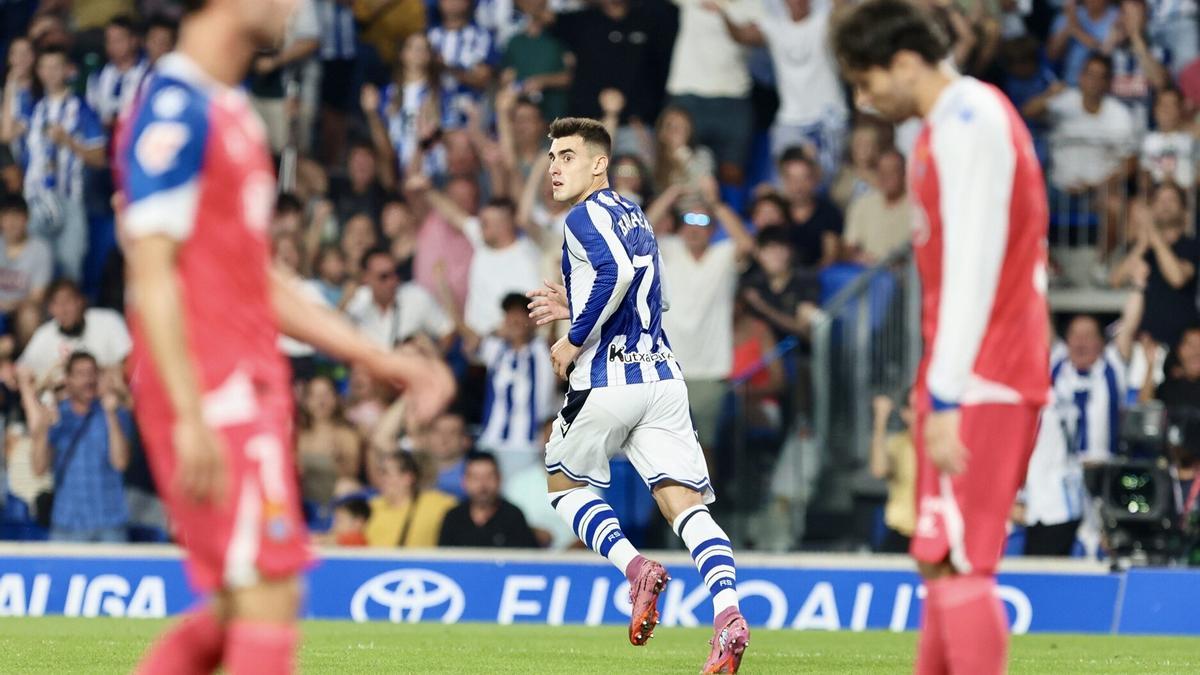 Ander Barrenetxea corre hacia su propio campo tras marcar el 1-2 el domingo, ante dos rivales cabizbajos.