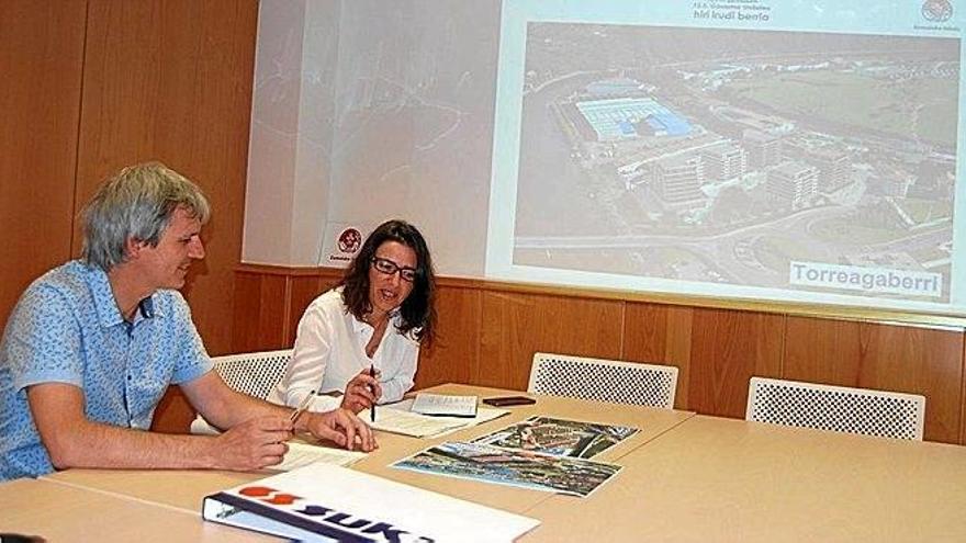 El alcalde y la edil de Hacienda presentan el proyecto.