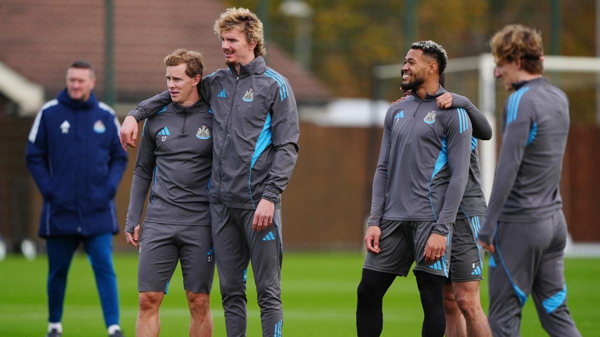 Los jugadores del Newcastle, durante el entrenamiento de este martes en su ciudad deportiva.