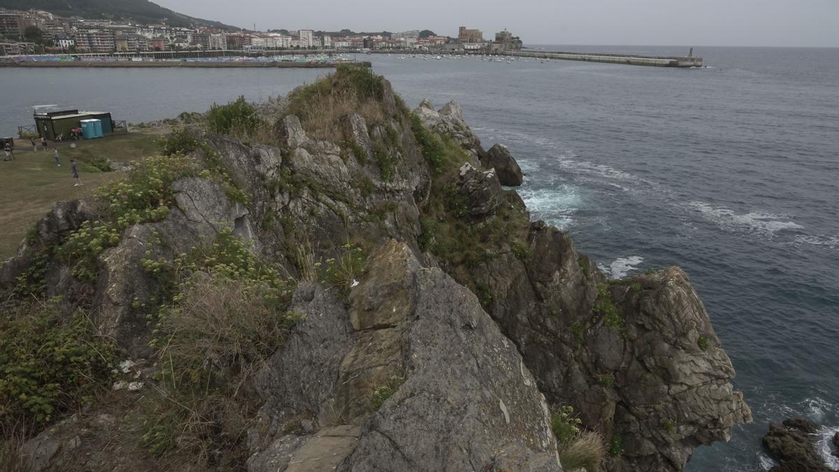 Vista de la zona rocosa de Cotolino por la que el menor cayó al mar.
