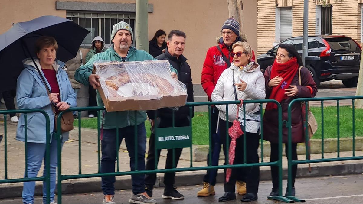 Alfonso Baigorri, con el obsequio a la reina.