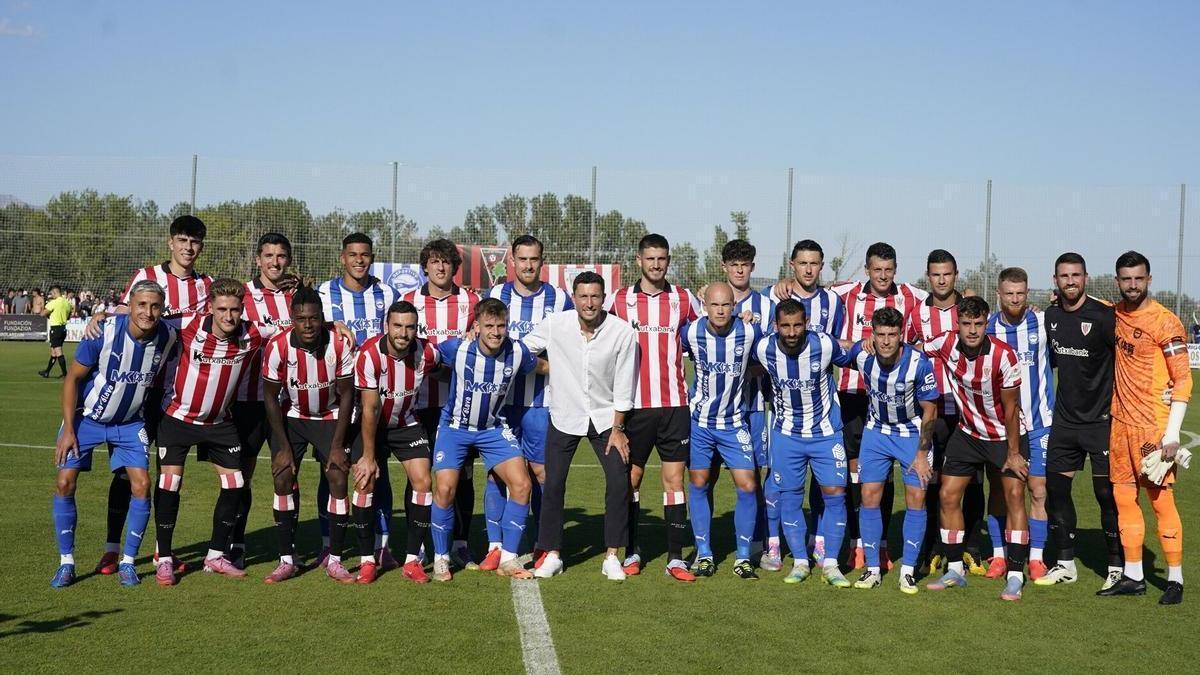 De Marcos posa junto a los jugadores del Alavés y Athletic