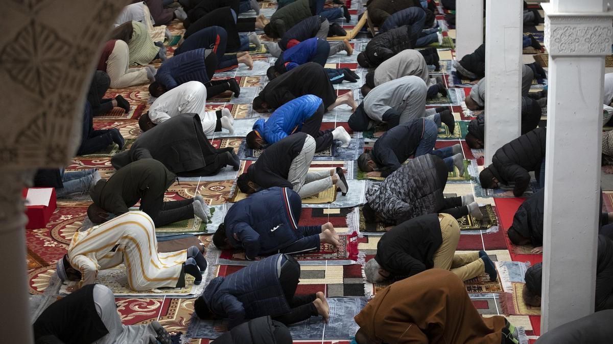 Musulmanes durante el rezo previo a romper el ayuno, durante el Ramadán.