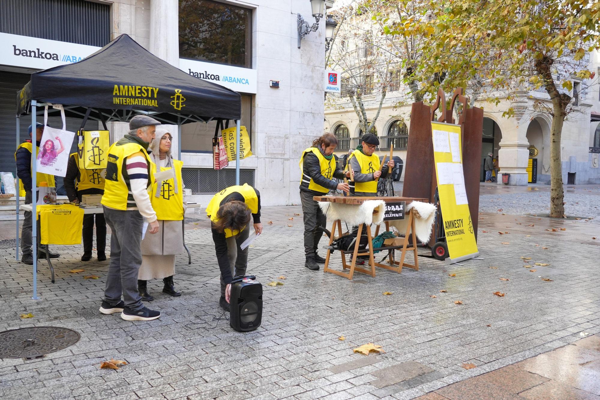 En imágenes: Concentración sobre la pena de muerte en la plaza de correos en Vitoria