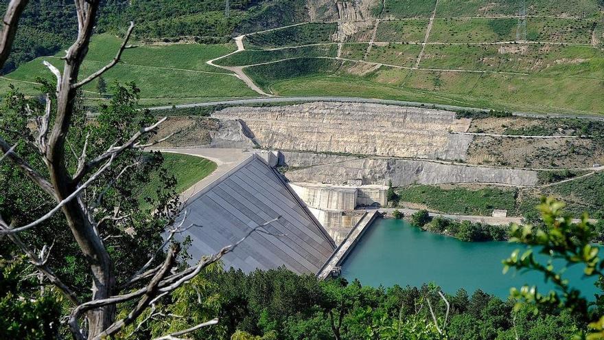 El agua en los embalses de Navarra baja del 82,7% al 65,7% en un mes