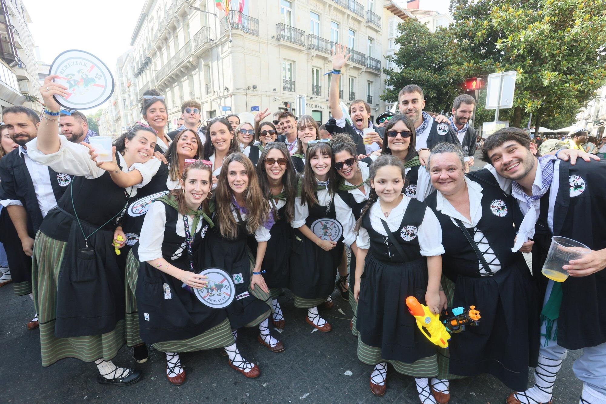 En imágenes: Blusas y neskas desfilan en el segundo paseíllo