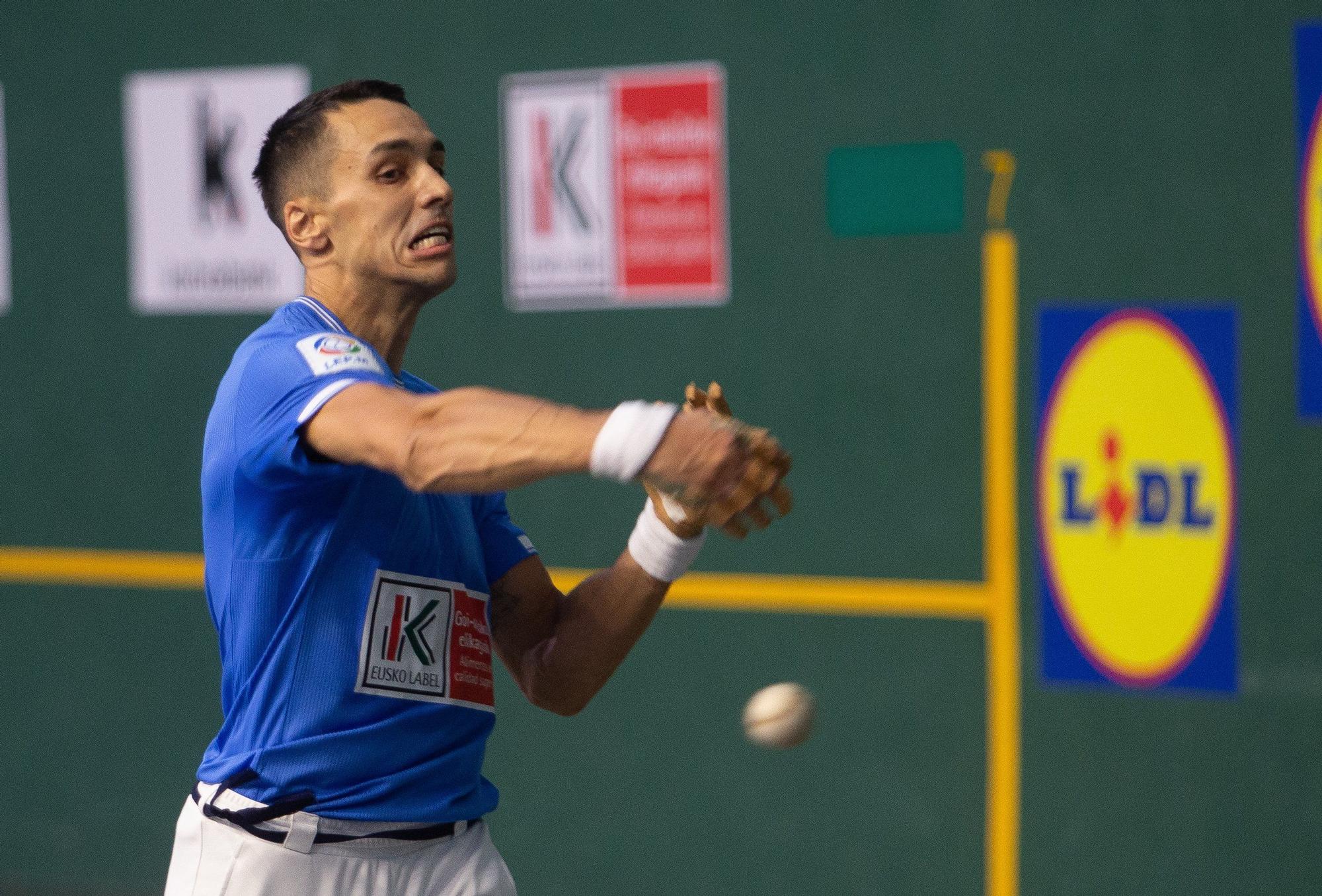 Joanes Bakaikoa gana su primer punto de la liguilla de cuartos de final del Cuatro y Medio ante Javier Zabala en Lekunberri.