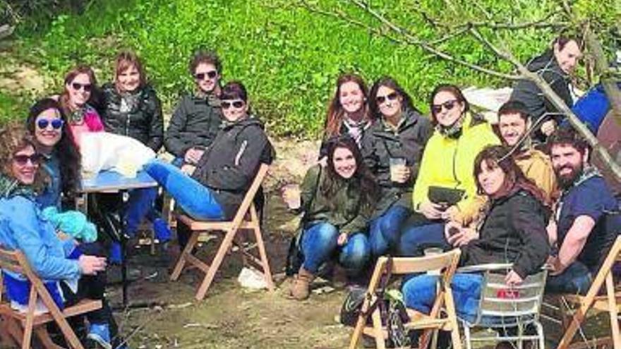 ‘La Cuadrilla’ disfrutando de la comida campestre en Almuza.
