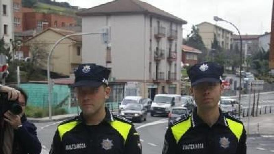 Dos agentes posan con el nuevo uniforme reglamentario.