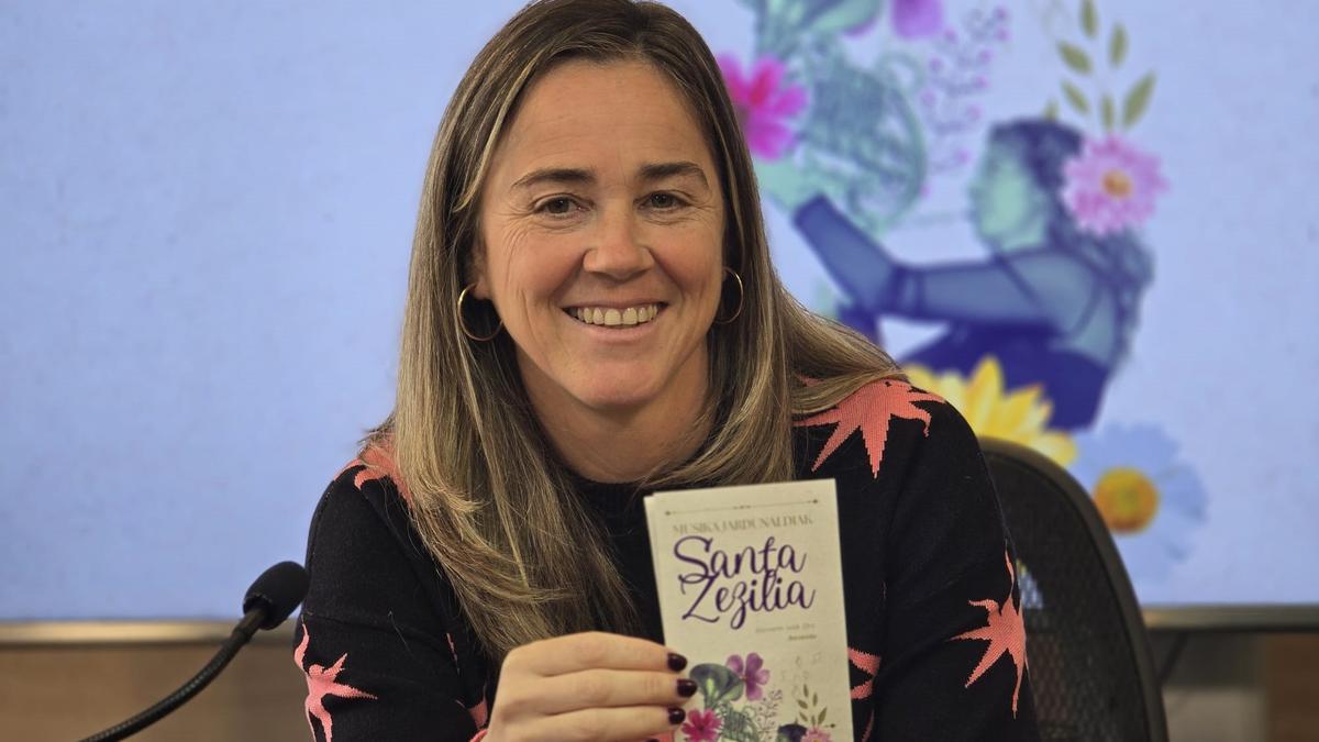 La edil de Cultura, Nerea Cantero, posa con el folleto del programa de Santa Zezilia.