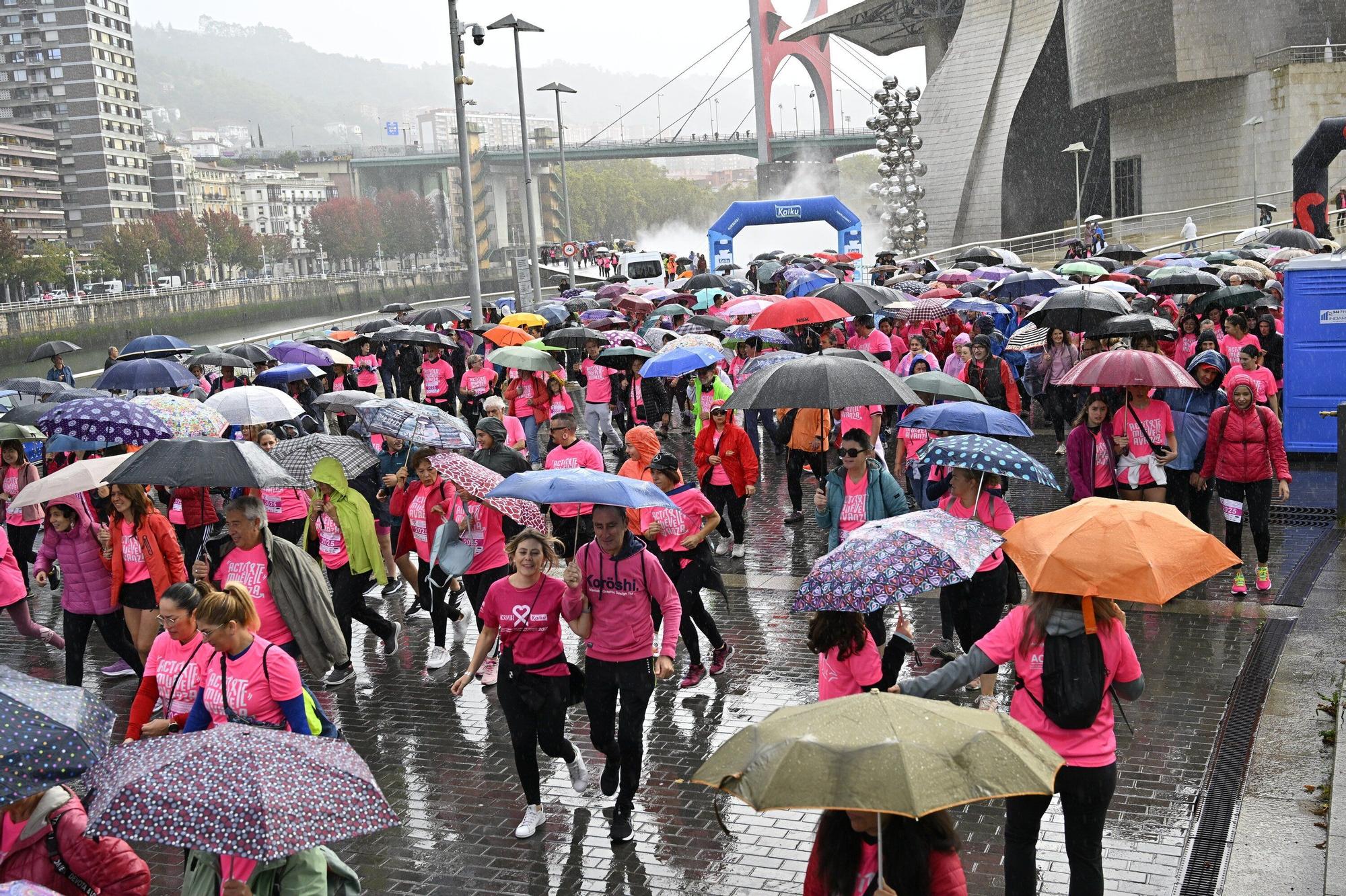 En imágenes: los paraguas tiñen la marea rosa de Bilbao
