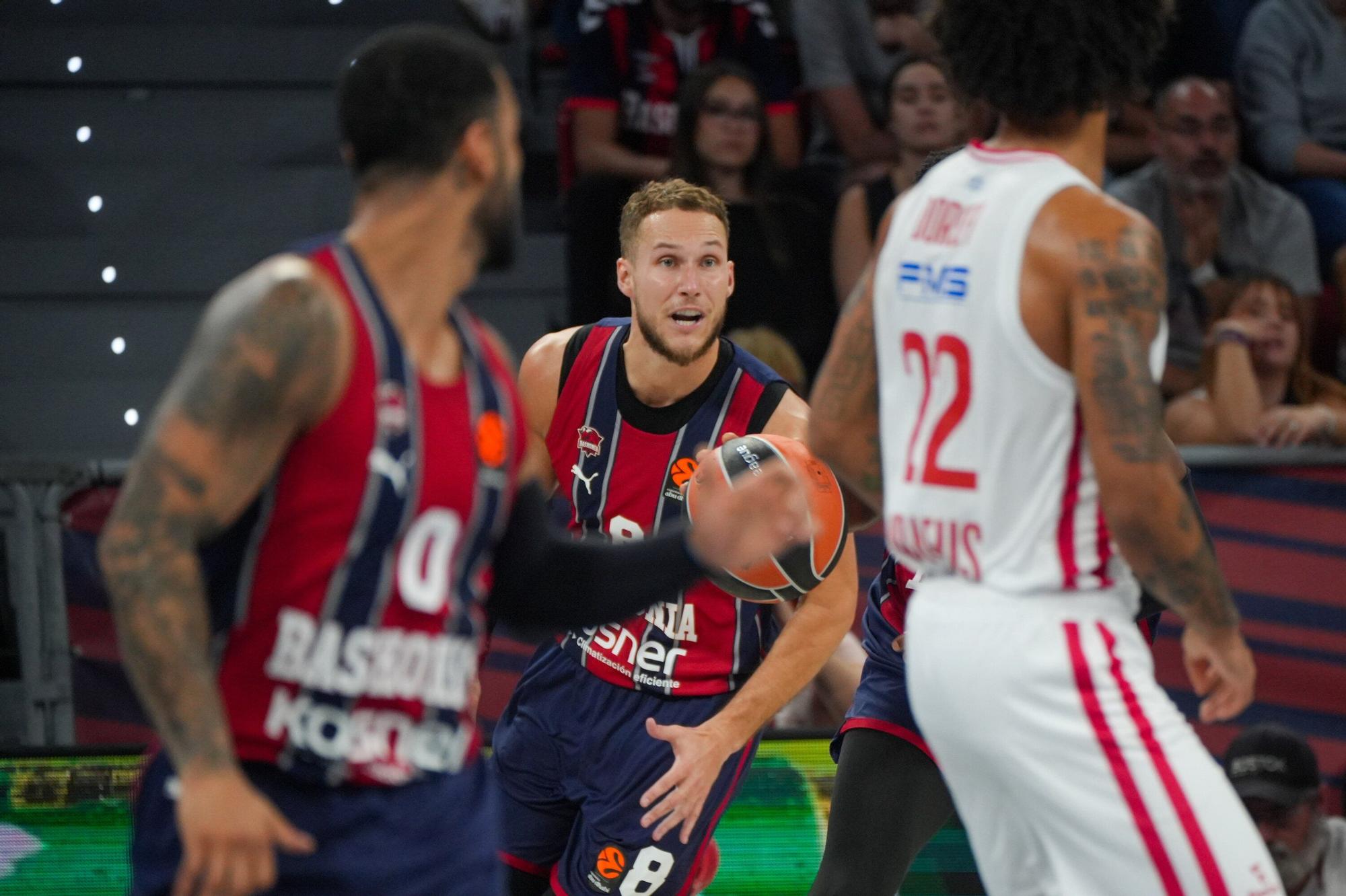 Todas las imágenes del Baskonia - Olympiacos en el Buesa Arena
