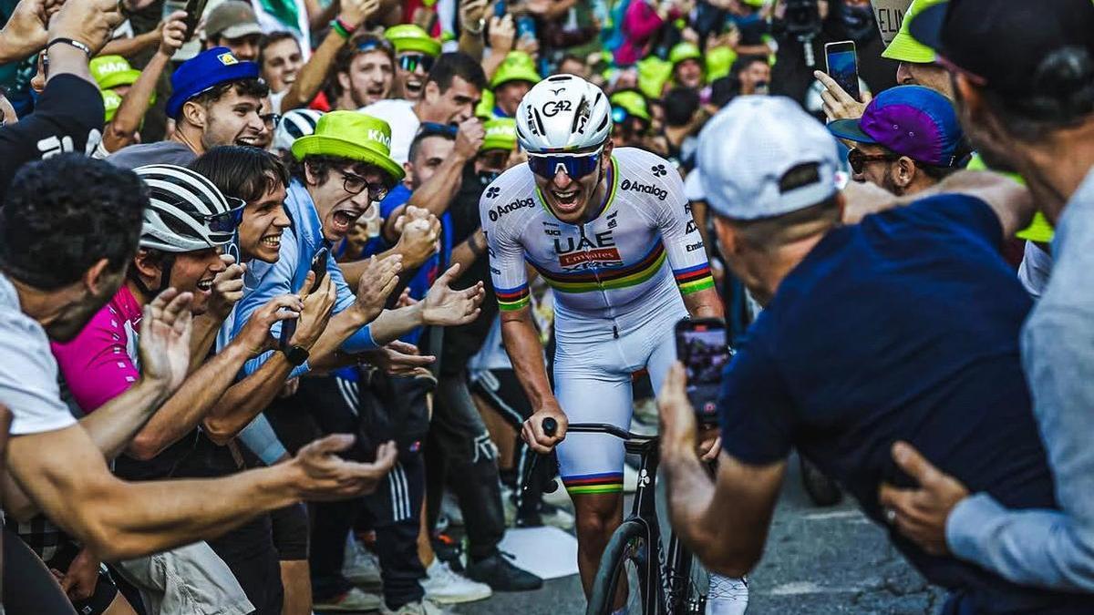 Tadej Pogacar rueda hacia su quinto Il Lombardia.