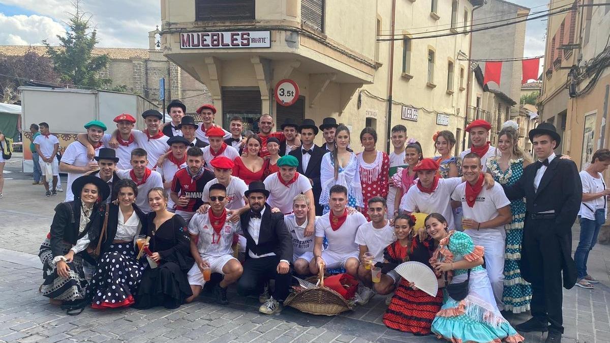 Participantes de la becerrada minutos antes de iniciar el desfile.