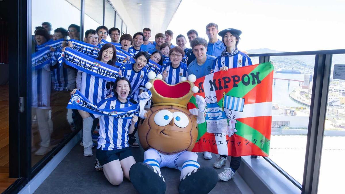 Integrantes de la Real Sociedad, con miembros de la peña Reala Nippon en Nagasaki