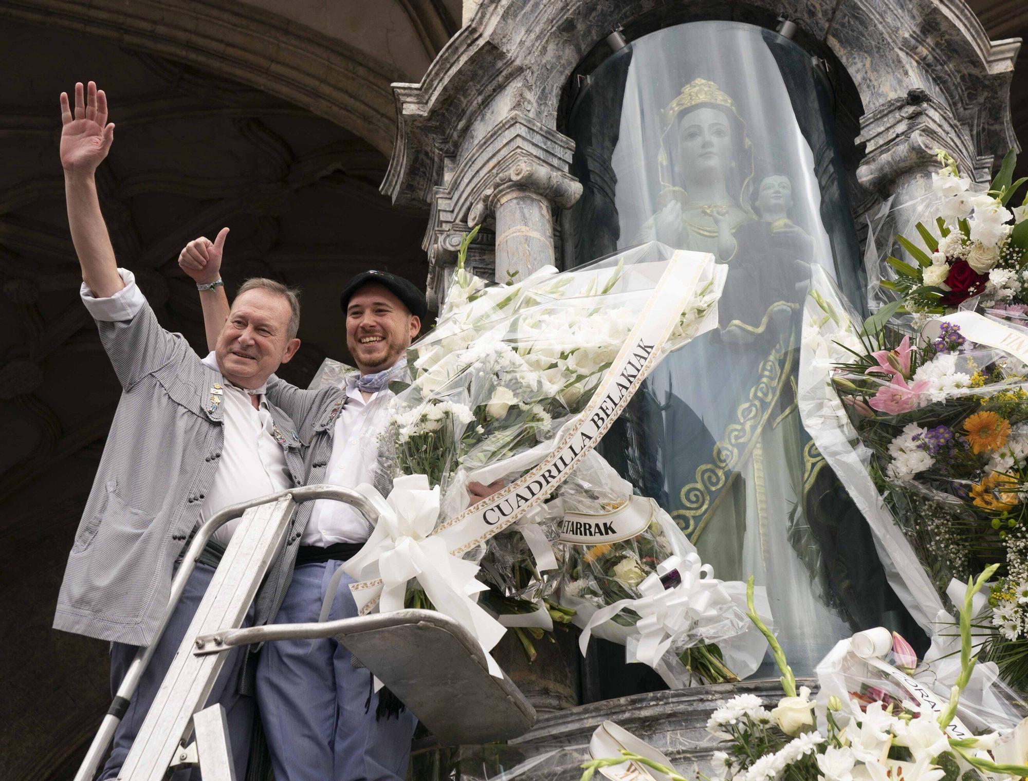 Ofrenda Floral y Aurresku de Honor a la Virgen Blanca
