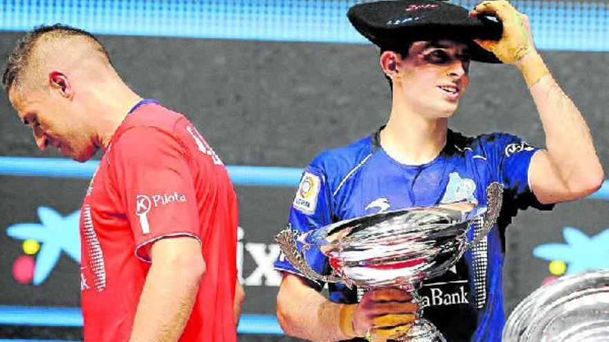 Jokin Altuna disfruta de la txapela del Manomanista en el podio junto a Aimar Olaizola. Reportaje fotográfico: Pablo Viñas y José Mari Martínez