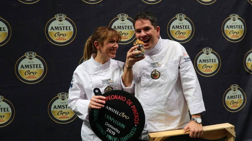 Naiara y David con uno de los muchos premios que han obtenido a lo largo de los años.