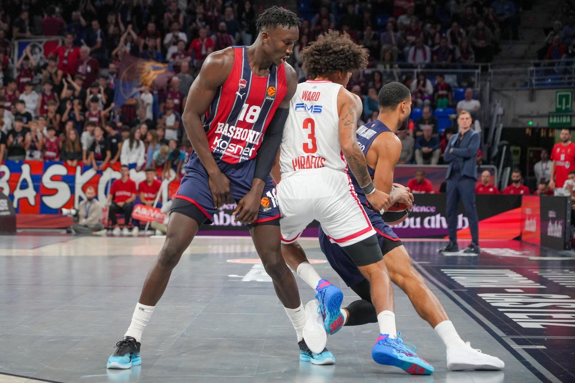 Todas las imágenes del Baskonia - Olympiacos en el Buesa Arena