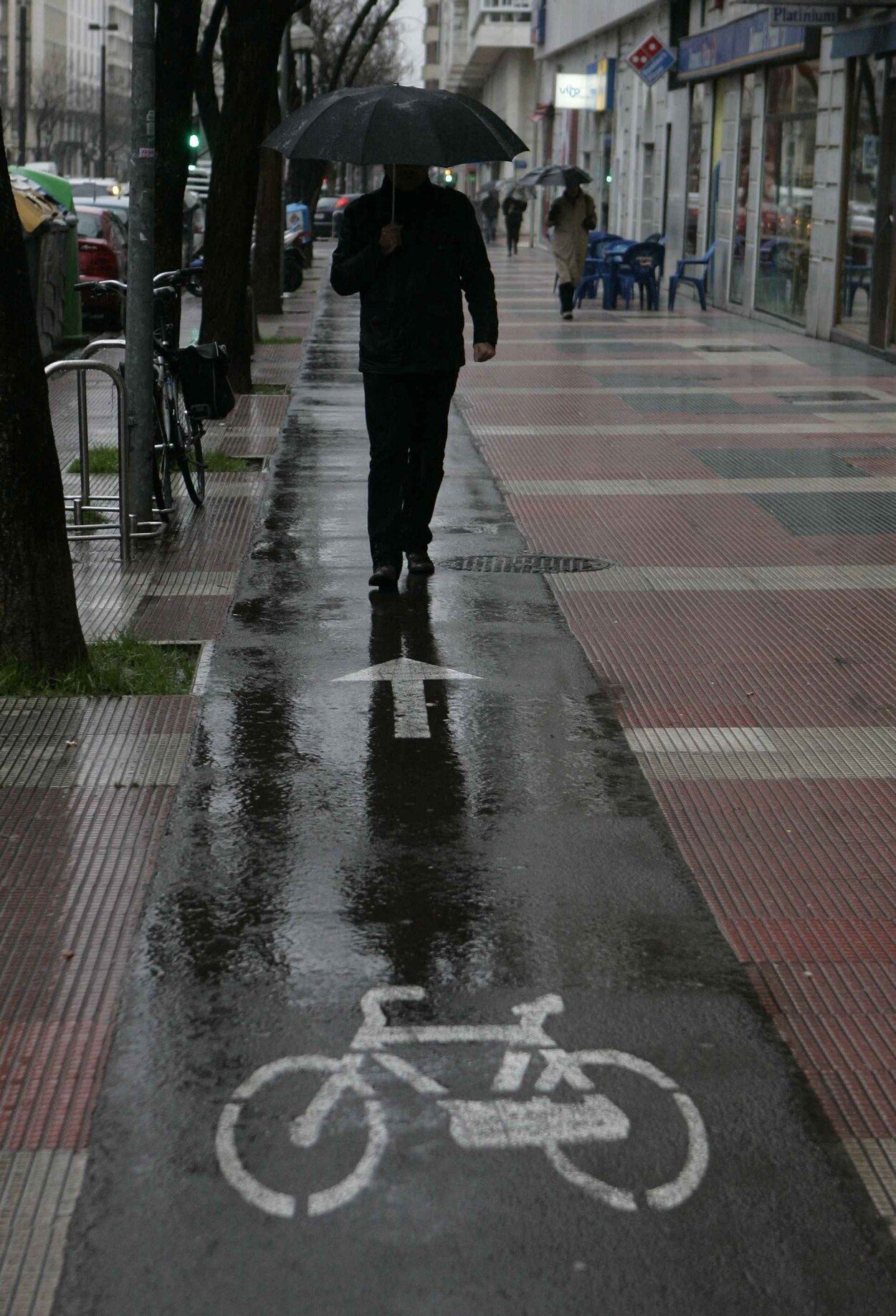 Un peatón camina por el actual bidegorri de la Avenida.