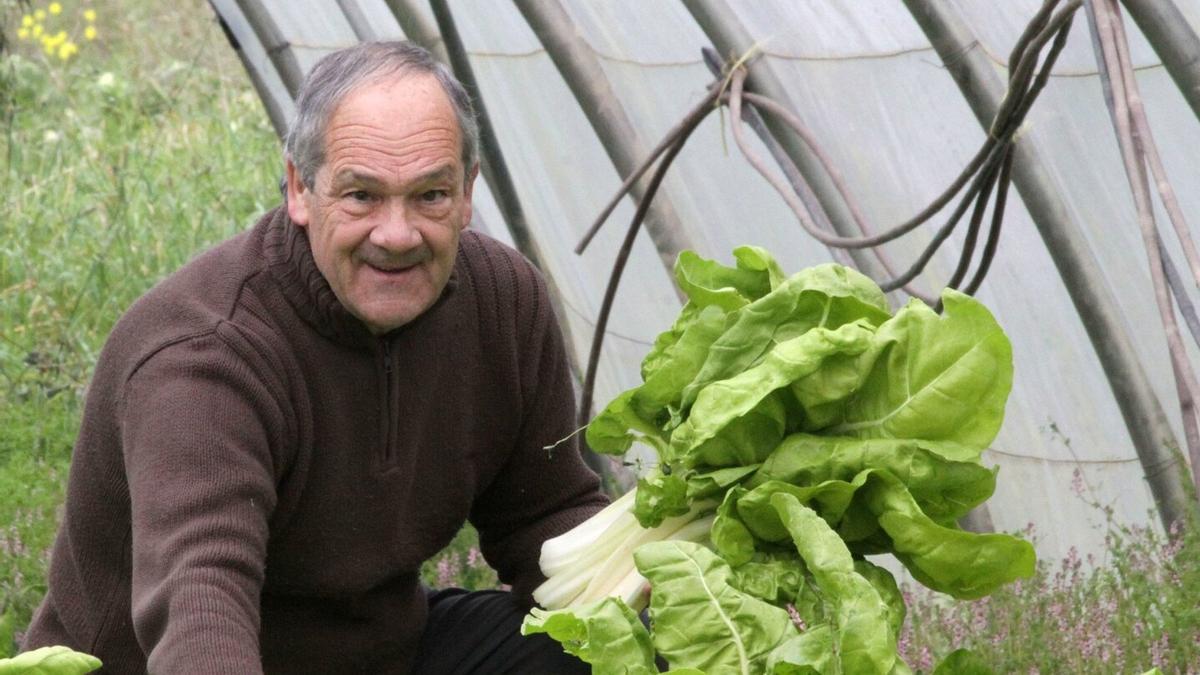 Peio Rubio en uno de los invernaderos del caserío Txillarre, en Elgoibar