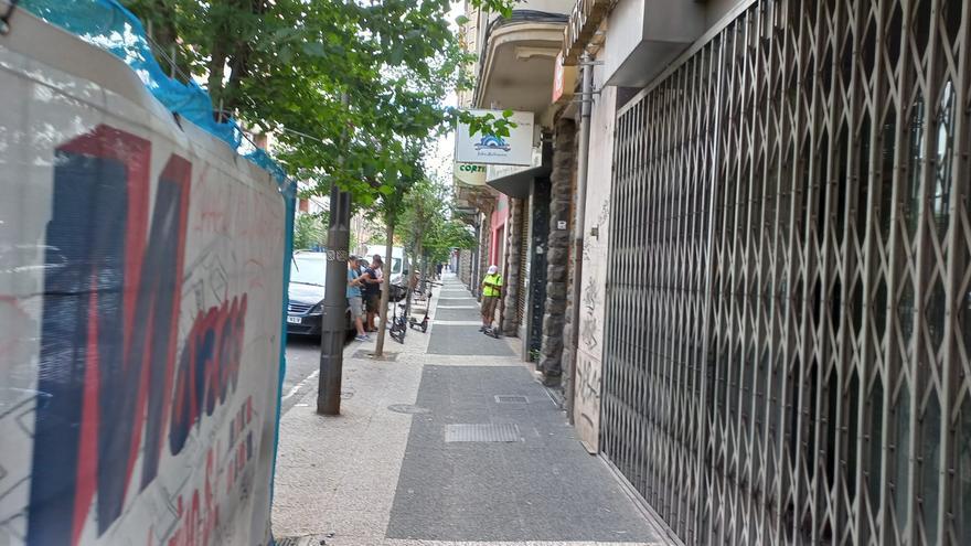 Antes de que abran, ya hay gente esperando en esta tienda de Vitoria