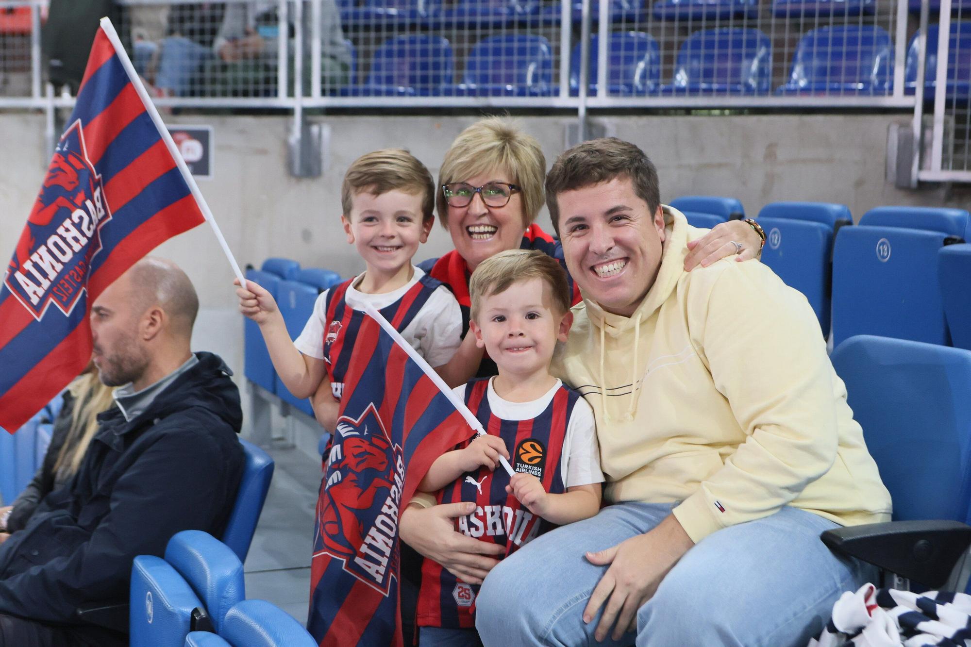 En imágenes: ¡Búscate en las gradas del Buesa Arena en el Baskonia - La Laguna Tenerife!