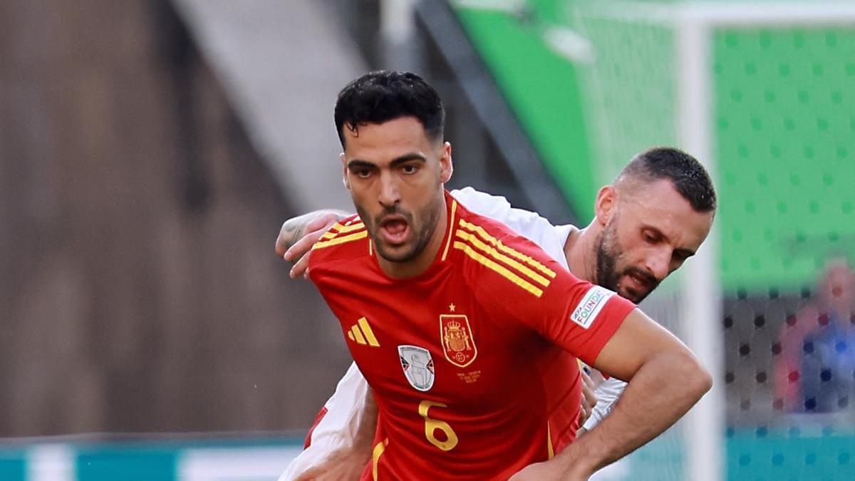 Merino, protegiendo un balón en el partido contra Croacia.