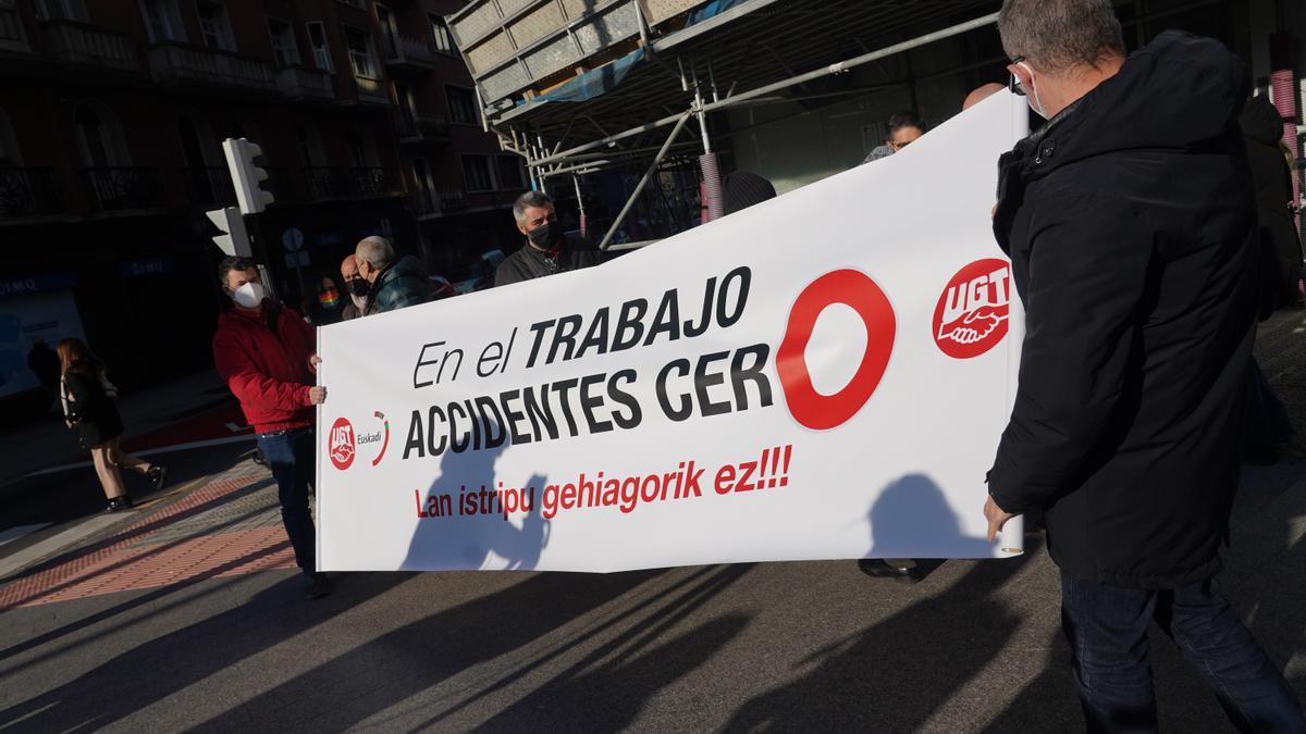 Imagen de una concentración convocada por UGT tras un accidente laboral mortal el pasado mes de enero.