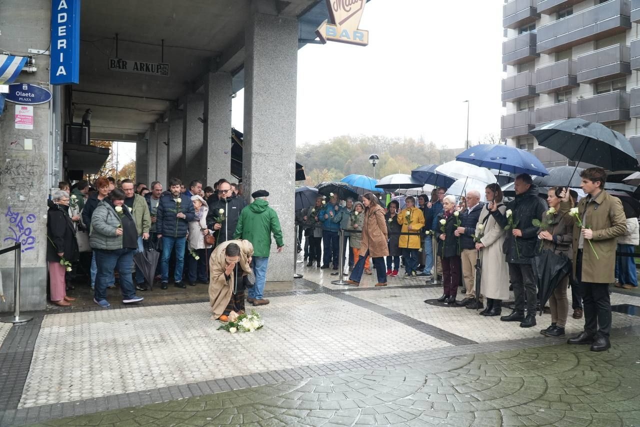 Una placa recuerda a Rosa Zarra en Donostia
