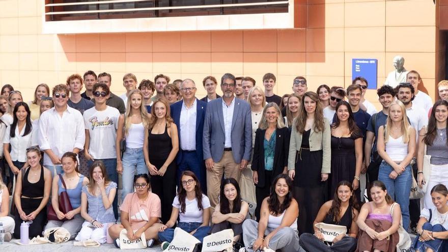Deustuko unibertsitateak ongietorria egin die atzerriko ikasle berriei
