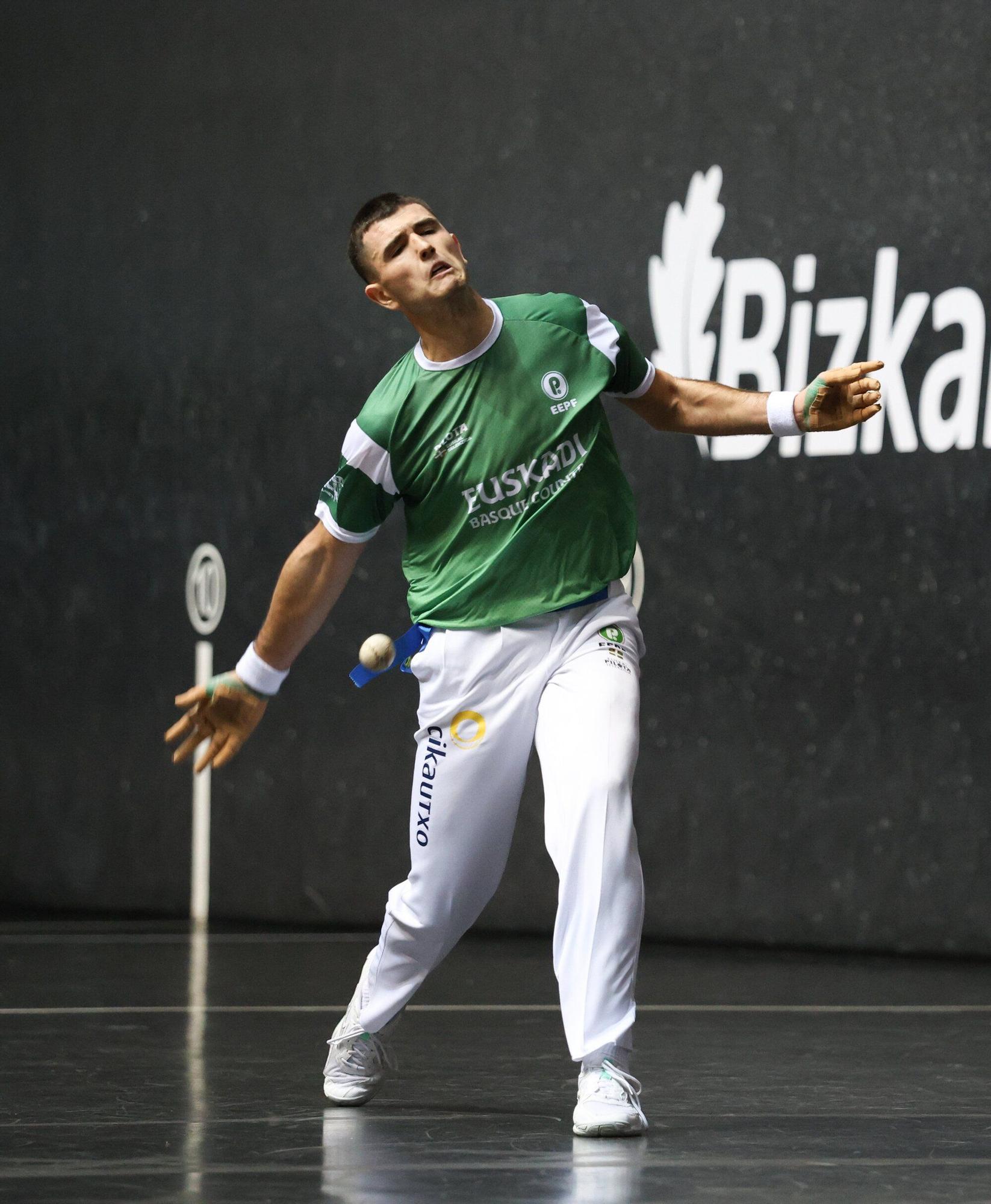 Óscar Lerena supera a Eñaut Lizeaga (Euskal Selekzioa) en el mano individual de la Liga de Naciones de 36 metros.