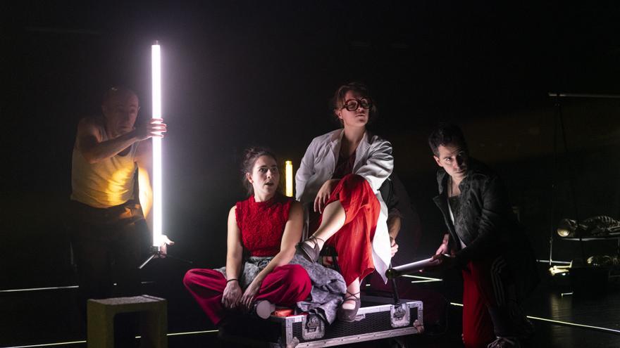 Harkaitz Cano y Ximun Fuchs invitan a reflexionar sobre quiénes somos en &#039;Nor naizen baneki&#039; en el Teatro Arriaga