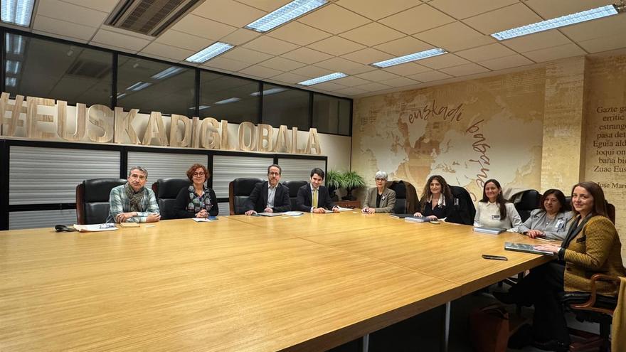 Argentinako ordezkaritza bat EAEn dago berdintasunaren aldeko eta indarkeria matxistaren aurkako politikak ezagutzeko