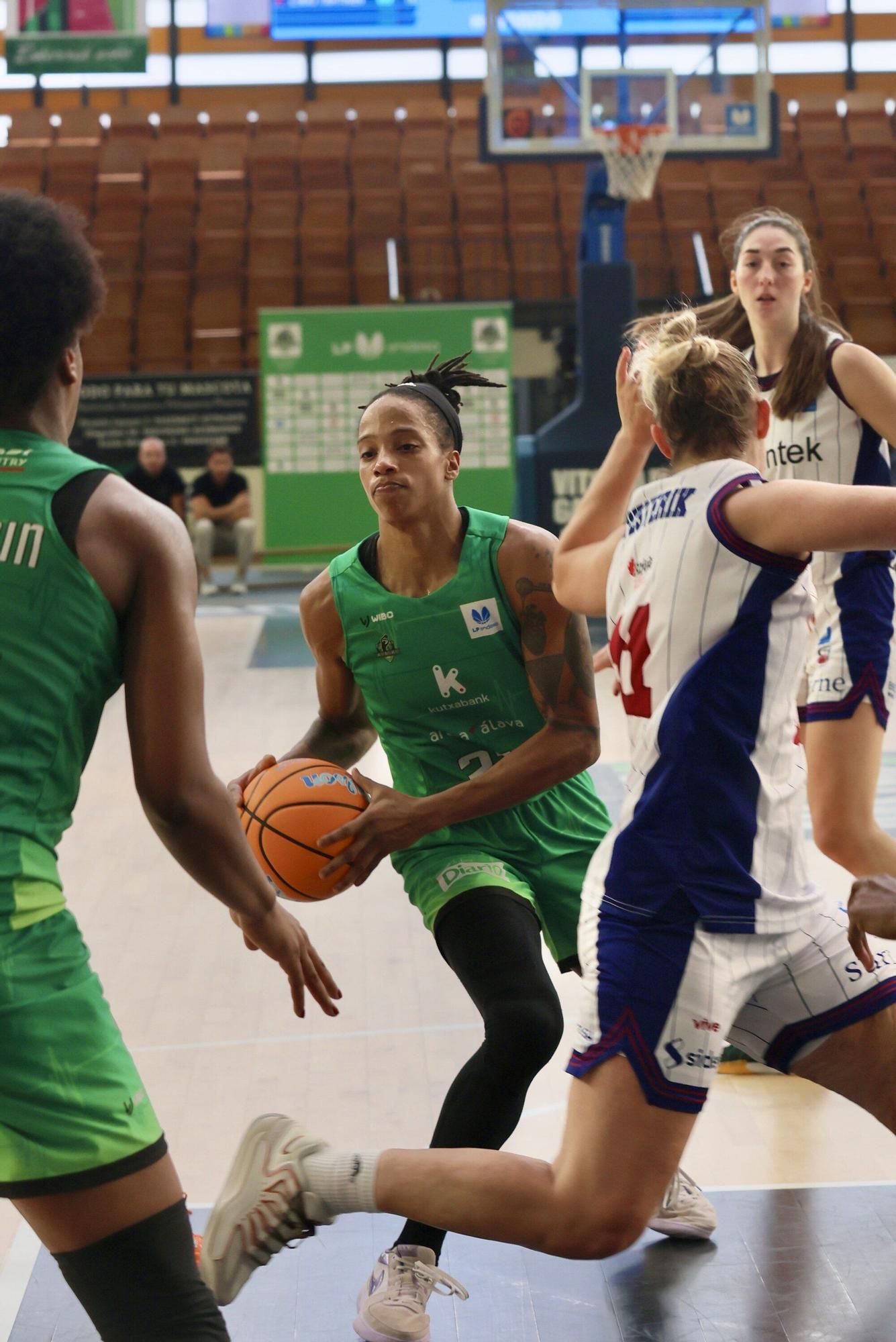 En imágenes: El Araski impone su ley en el derbi vasco (58-55)