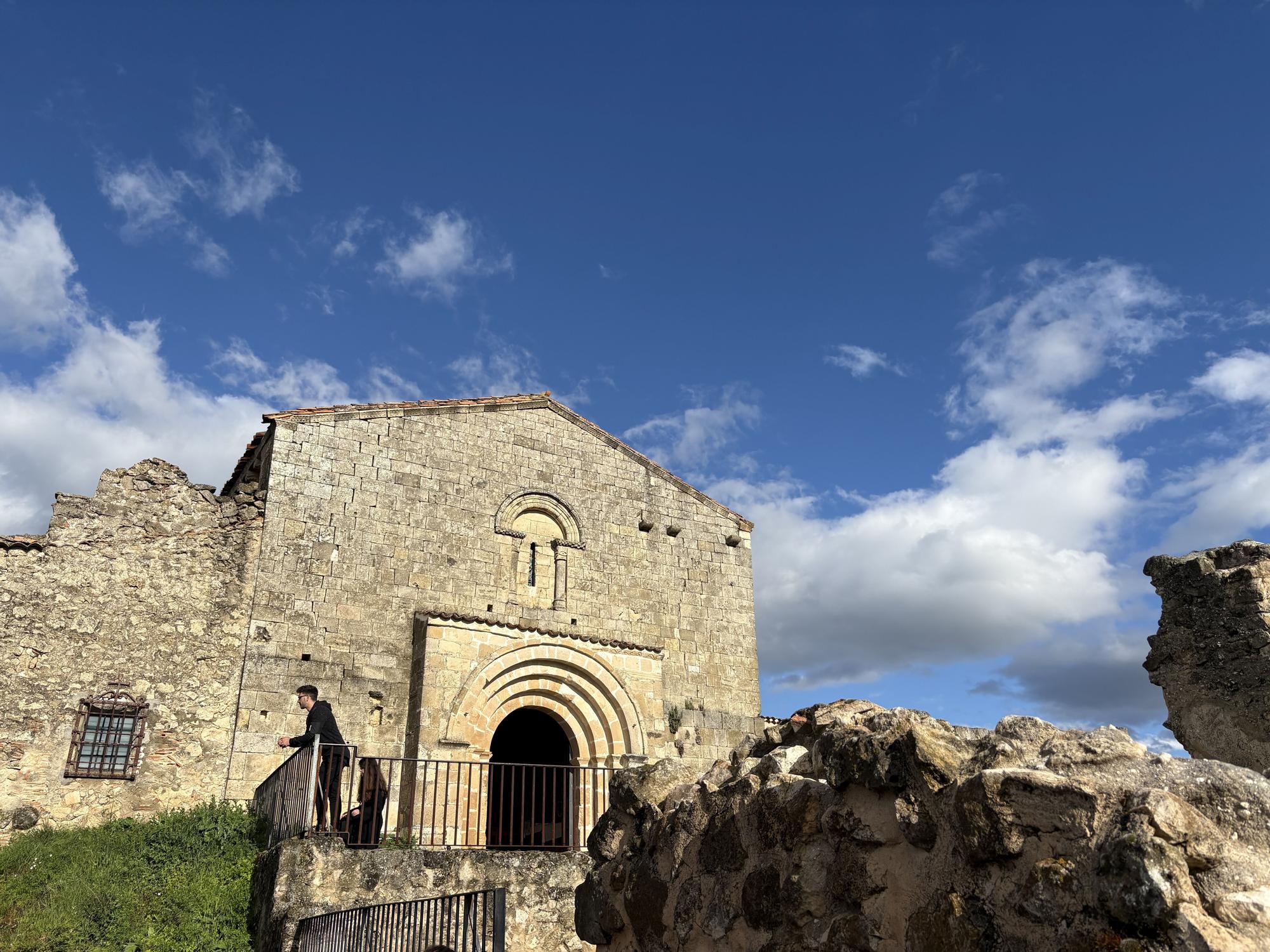 La iglesia y restos del monasterio de San Frutos.