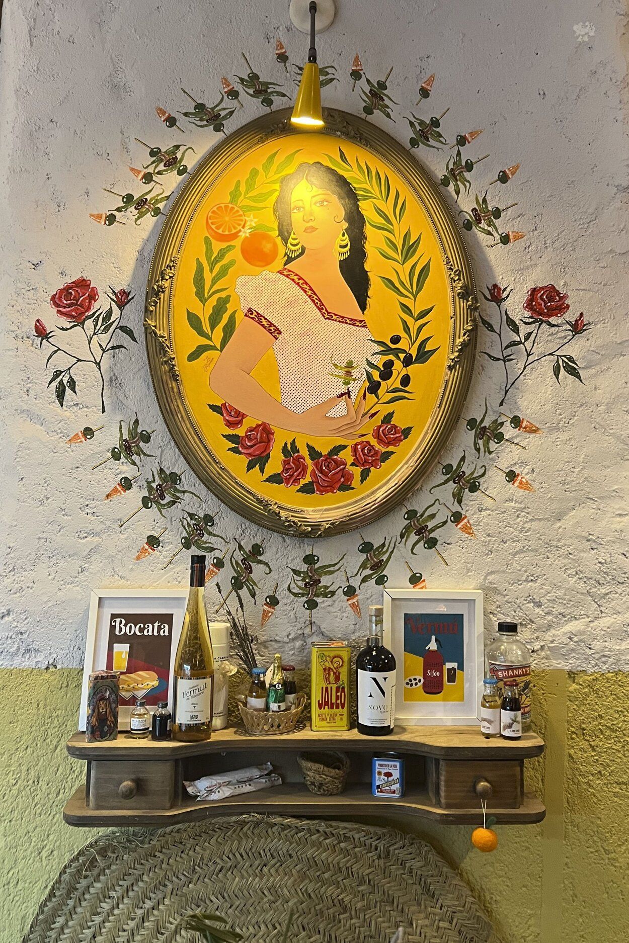 La gilda, de la barra del bar a iconografía millennial en joyas y tatuajes