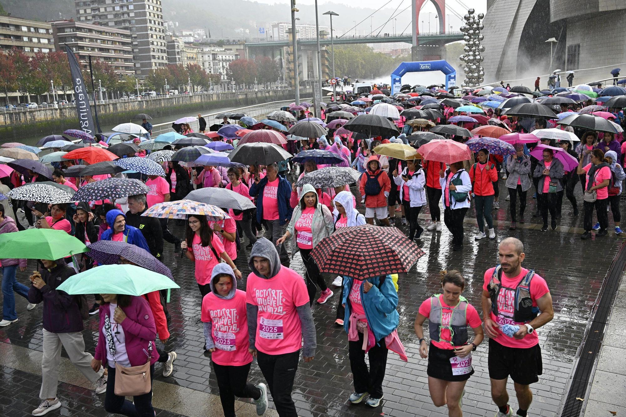 En imágenes: los paraguas tiñen la marea rosa de Bilbao