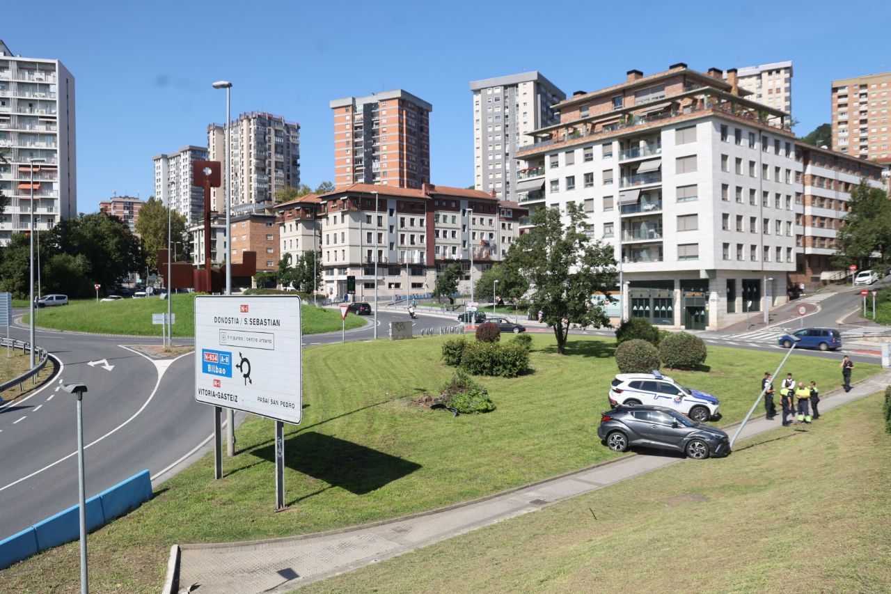 Un coche pierde el control y acaba chocando contra una farola entre Donostia y Pasaia