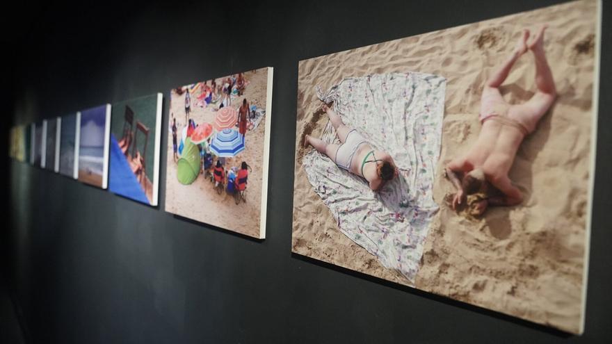 ‘De espaldas al mar’: una exposición fotográfica que recoge el vínculo de Donostia con el mar