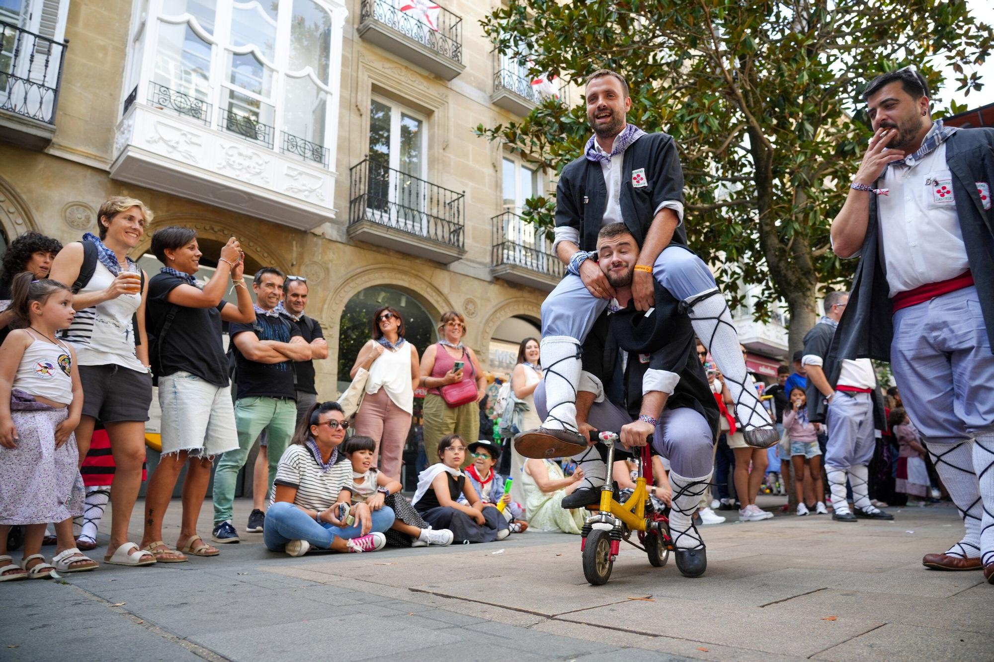 En imágenes: Blusas y neskas desfilan en el primer paseíllo