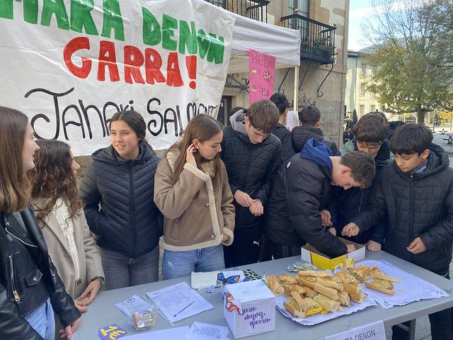 El alumnado vendió pintxos de tortilla y trozos de bizcocho.